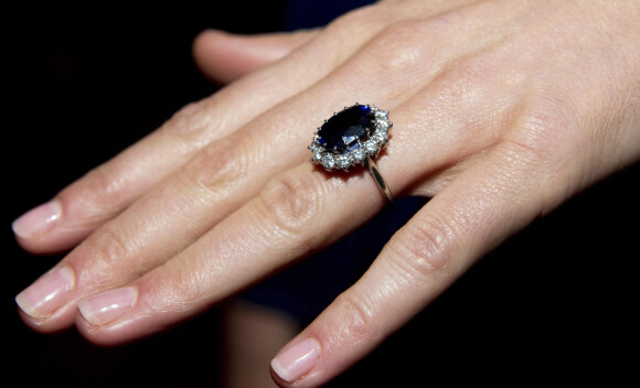 SAFFIR: Kates forlovelsesring, som ble håndplukket av prinsesse Diana da hun ble forlovet med prins Charles, er som ofest et fast tilbehør på fingeren hennes. Foto: NTB Scanpix SAFFIR: Kates forlovelsesring, som ble håndplukket av prinsesse Diana da hun ble forlovet med prins Charles, er som ofest et fast tilbehør på fingeren hennes. Foto: NTB Scanpix